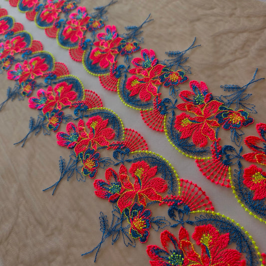 2026-50 latte tule kant met geborduurde bloemen in fluor roze, fluor geel en bobalt blauw