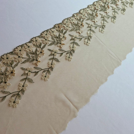 2026-51 taupe tule kant met 3D geappliqueerde bloemetjes in taupe en olijfgroen