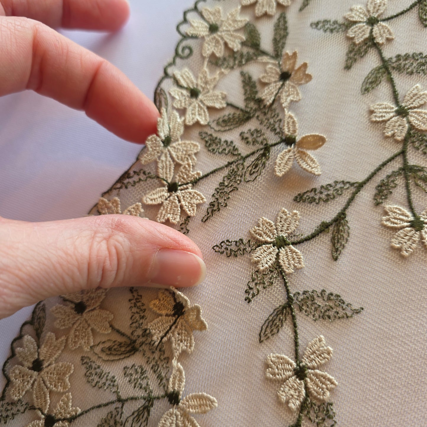 2026-51 taupe tule kant met 3D geappliqueerde bloemetjes in taupe en olijfgroen