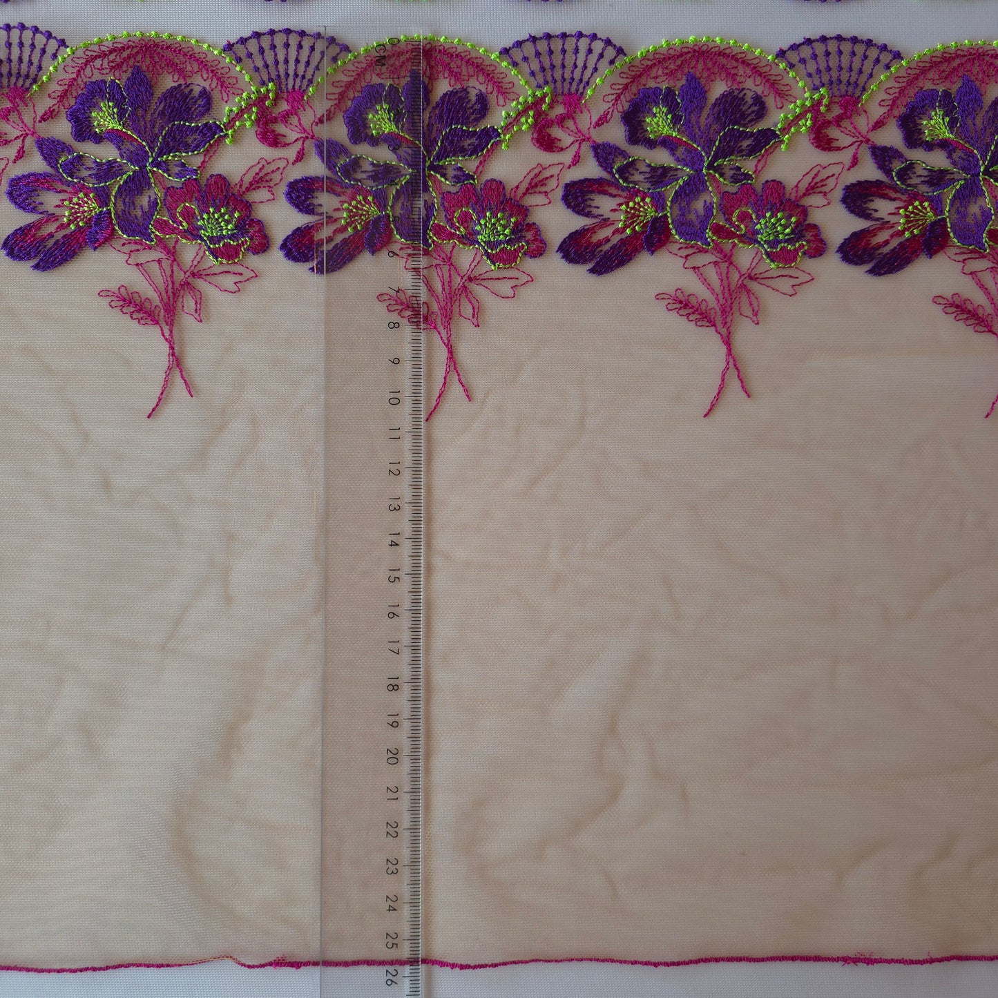 2026-52 latte tule kant met geborduurde bloemen in paarstinten en fluor groen