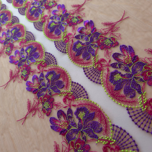2026-52 latte tule kant met geborduurde bloemen in paarstinten en fluor groen