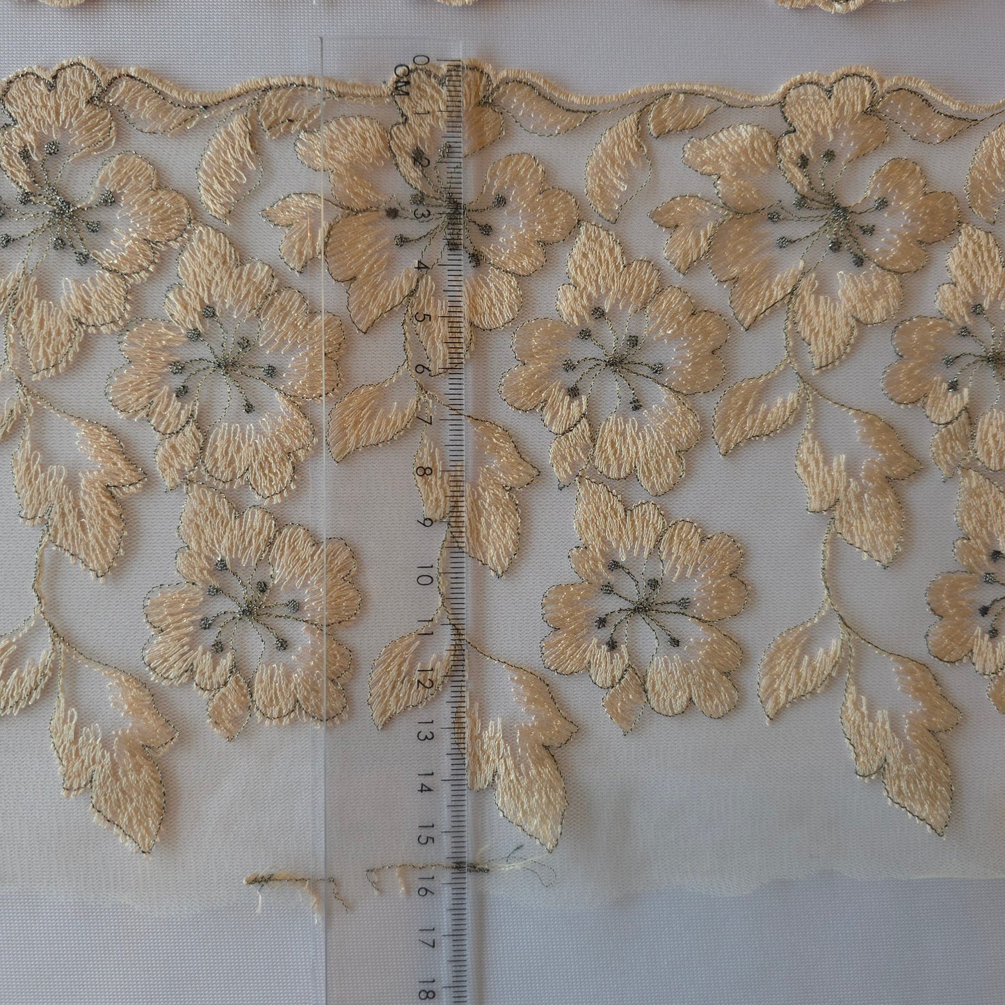 2026-53 licht peach kleurig tule kant met geborduurde bloemen en zilvergrijs lurex draadje