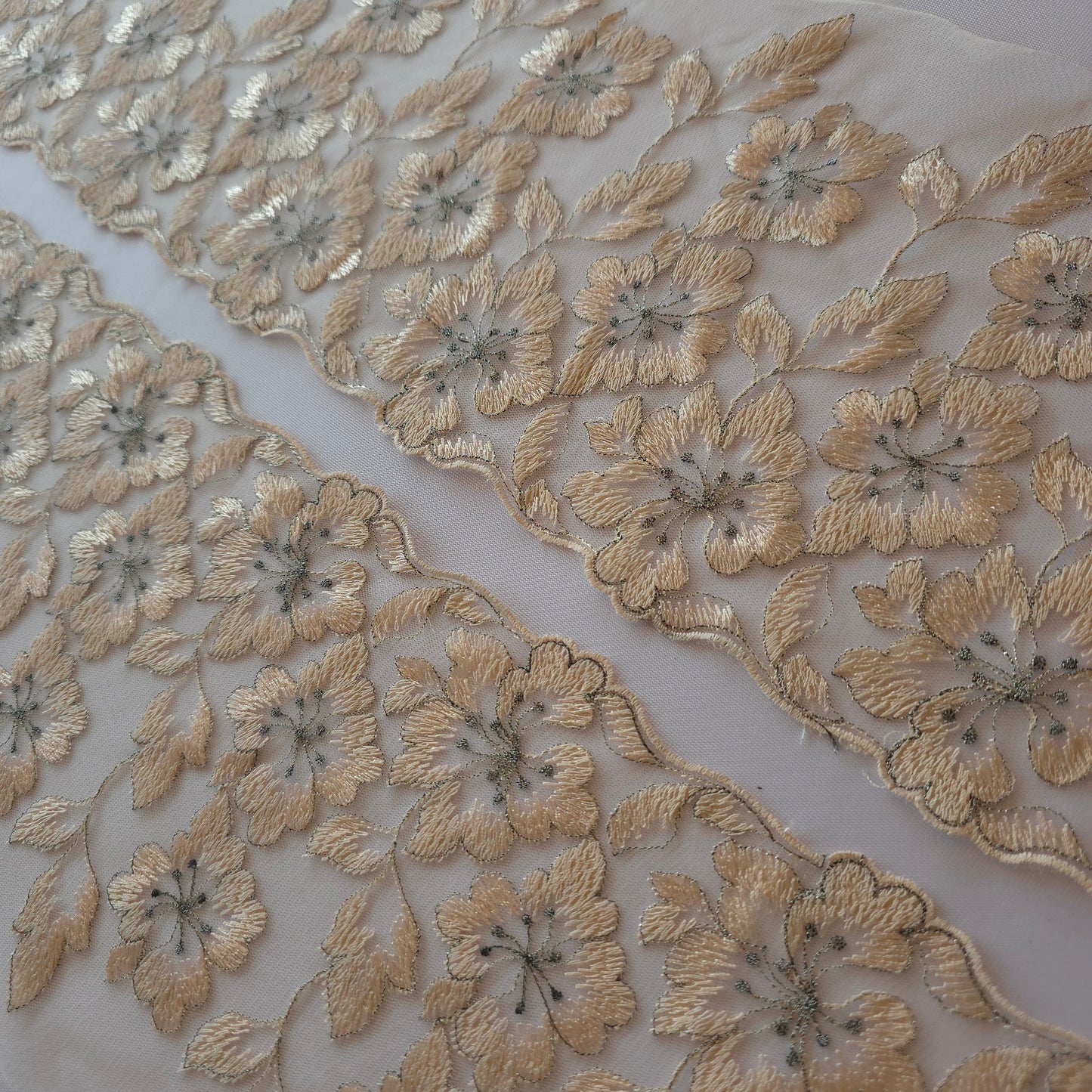 2026-53 licht peach kleurig tule kant met geborduurde bloemen en zilvergrijs lurex draadje