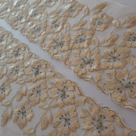 2026-53 licht peach kleurig tule kant met geborduurde bloemen en zilvergrijs lurex draadje