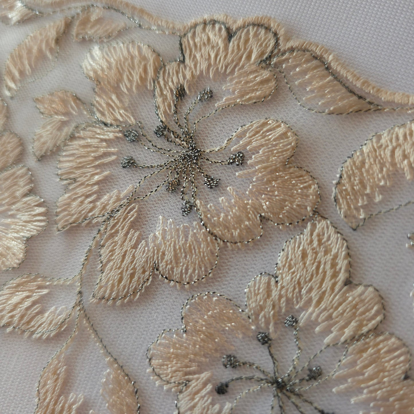 2026-53 licht peach kleurig tule kant met geborduurde bloemen en zilvergrijs lurex draadje