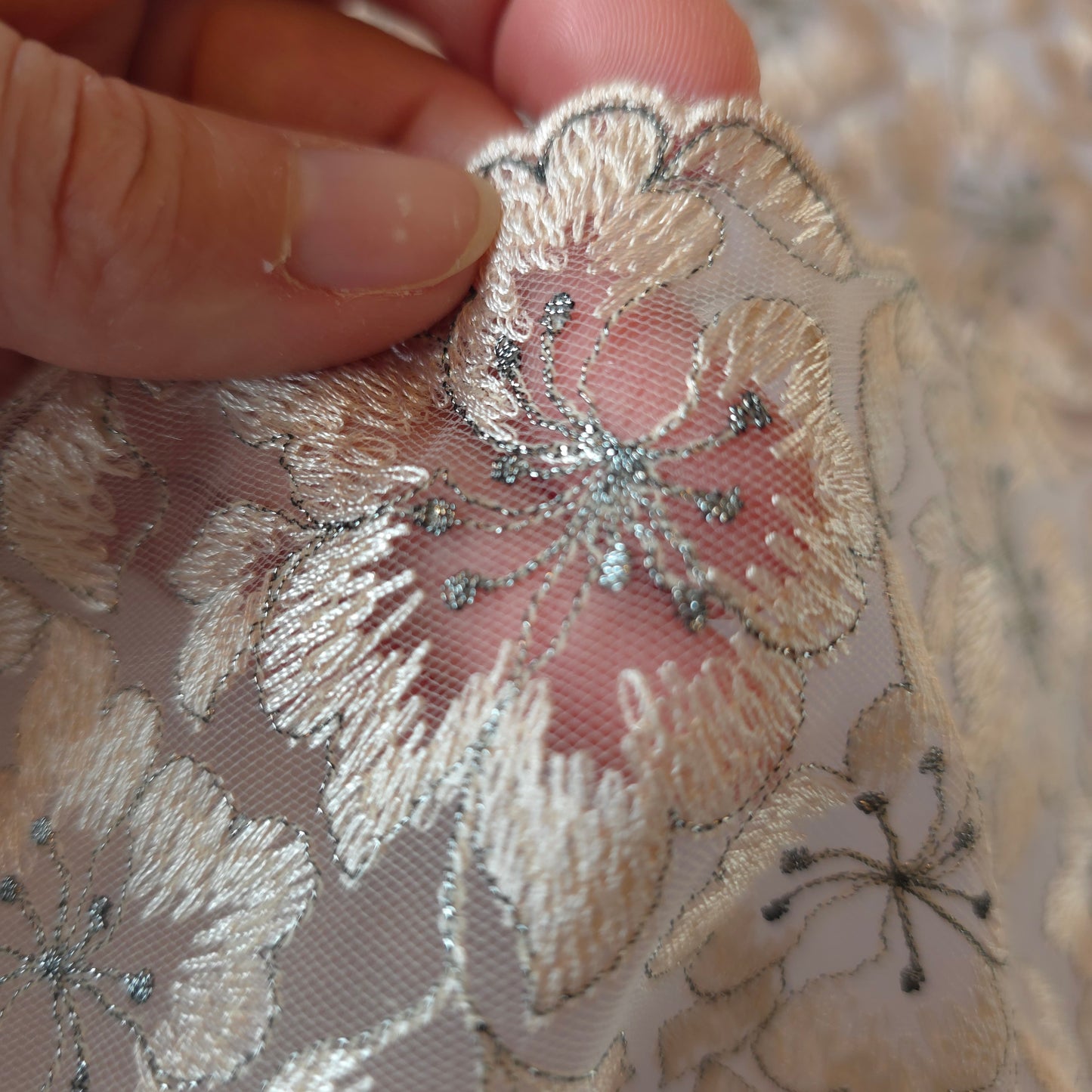 2026-53 licht peach kleurig tule kant met geborduurde bloemen en zilvergrijs lurex draadje