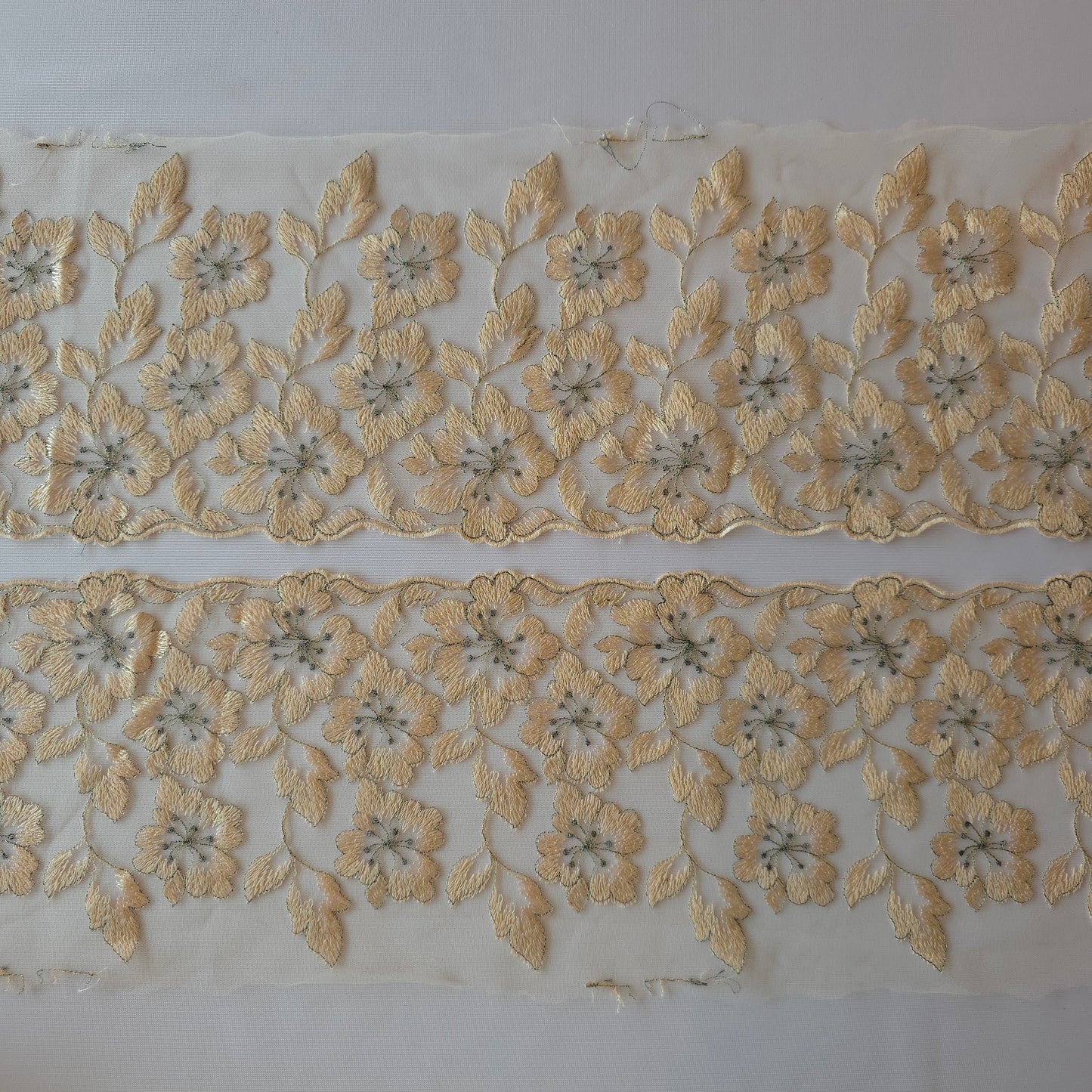 2026-53 licht peach kleurig tule kant met geborduurde bloemen en zilvergrijs lurex draadje