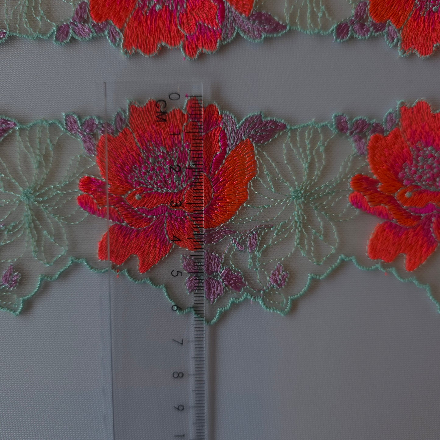 2026-54 latte tule bieskant met fluor oranjeroze geborduurde bloemen