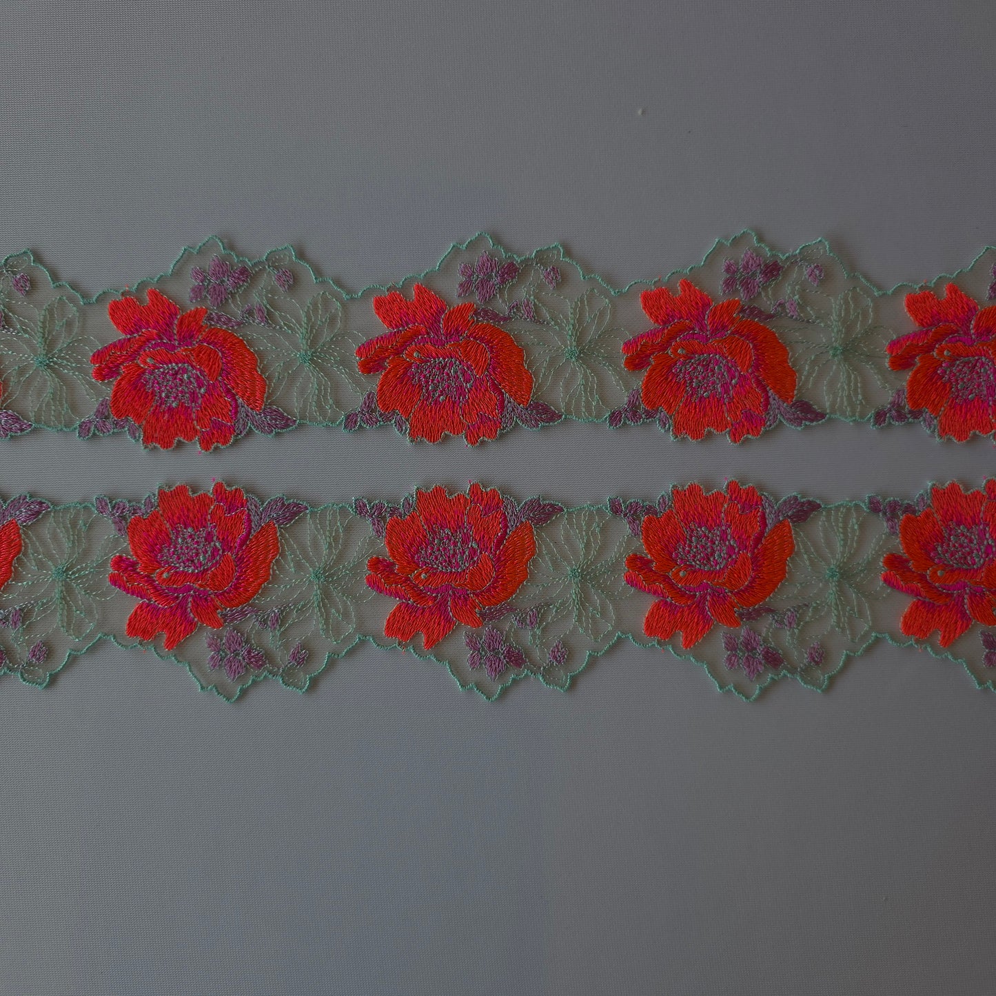 2026-54 latte tule bieskant met fluor oranjeroze geborduurde bloemen