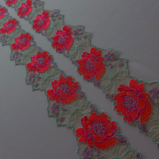 2026-54 latte tule bieskant met fluor oranjeroze geborduurde bloemen