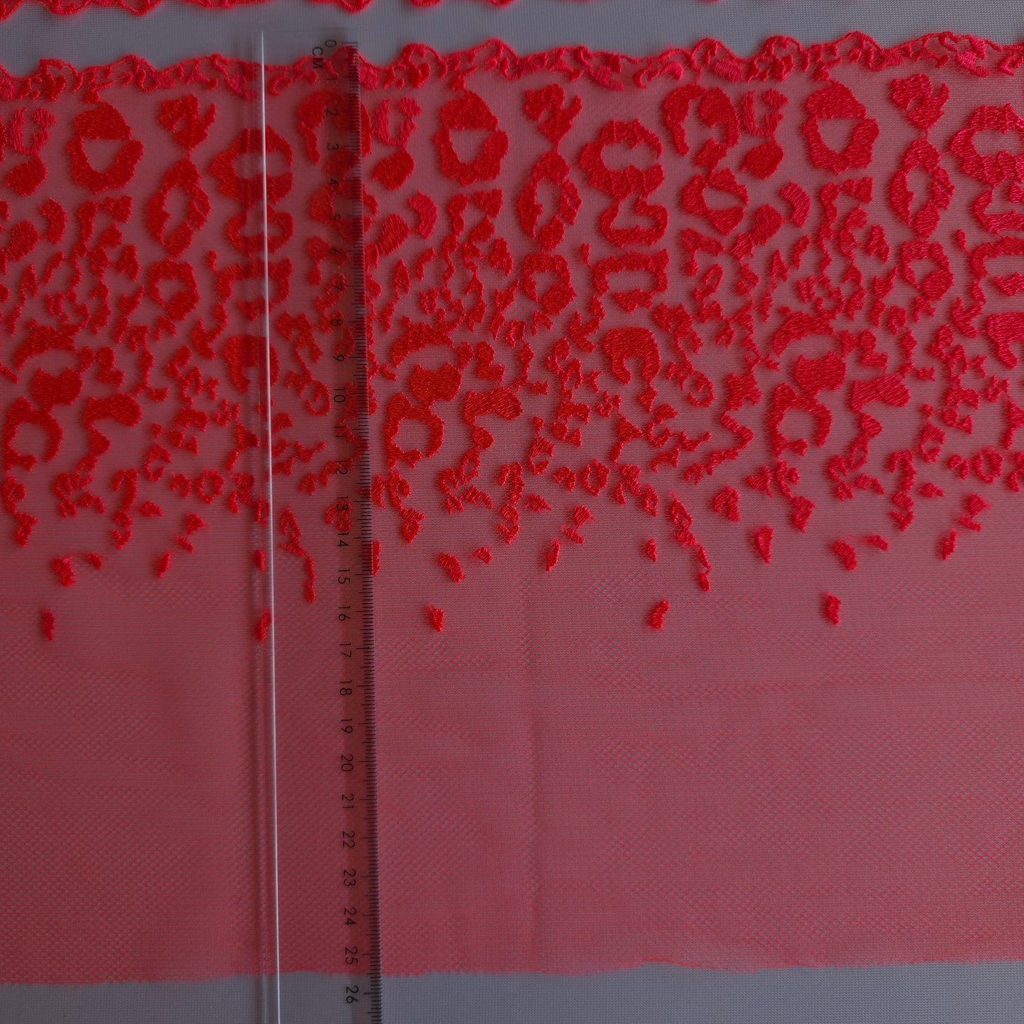 2026-55 fluor oranjeroze tule kant met fluor oranjeroze panterprint borduursel