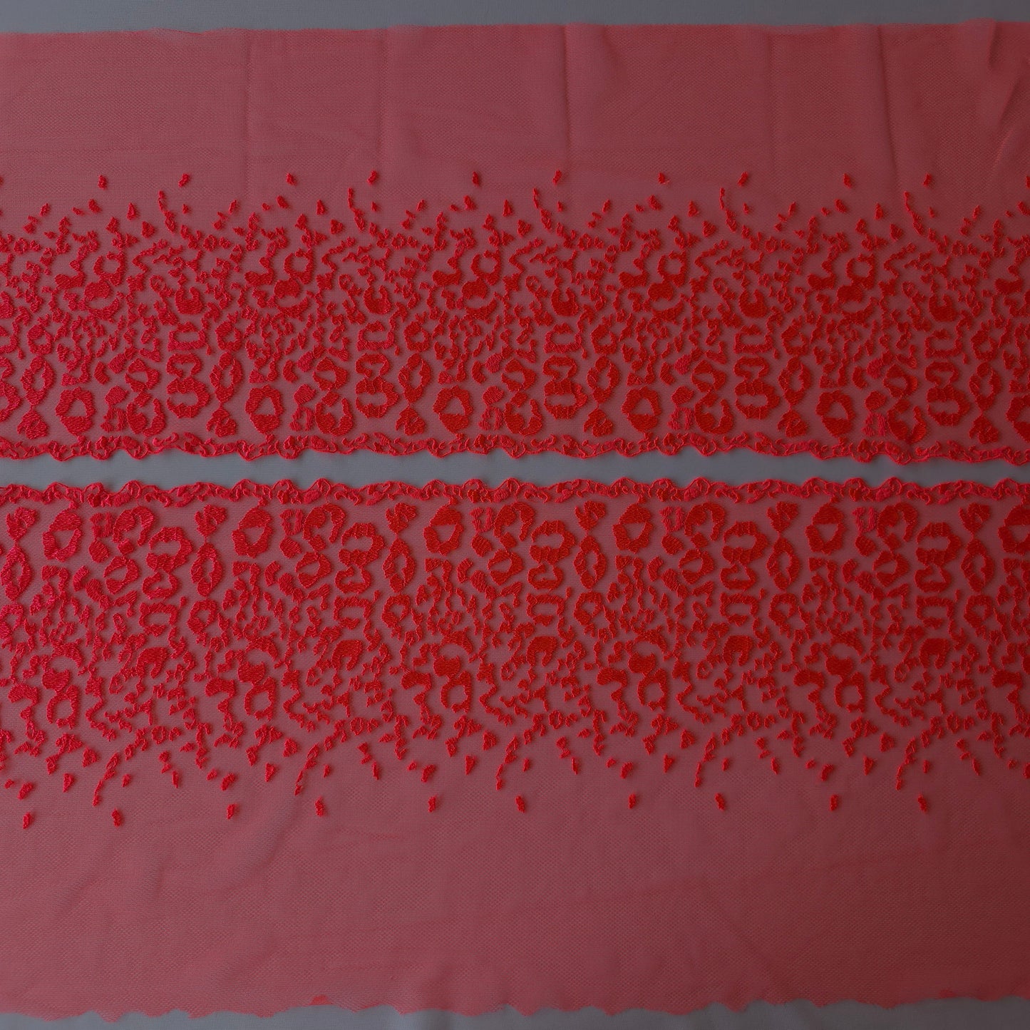 2026-55 fluor oranjeroze tule kant met fluor oranjeroze panterprint borduursel