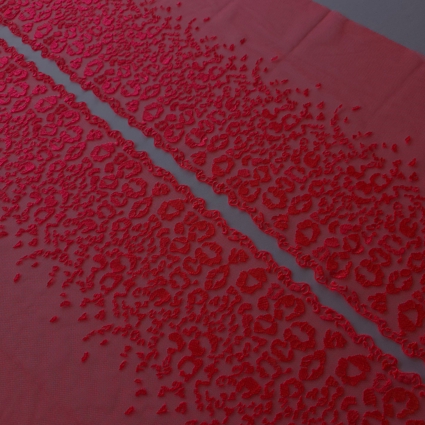 2026-55 fluor oranjeroze tule kant met fluor oranjeroze panterprint borduursel