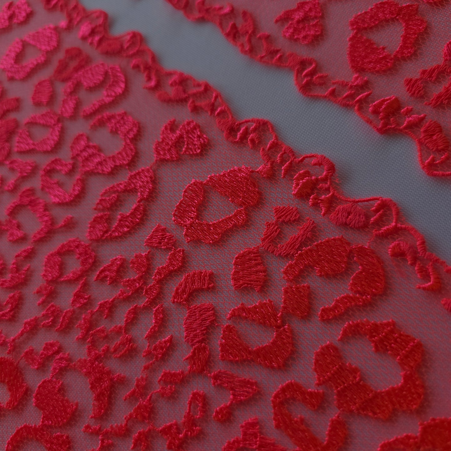 2026-55 fluor oranjeroze tule kant met fluor oranjeroze panterprint borduursel