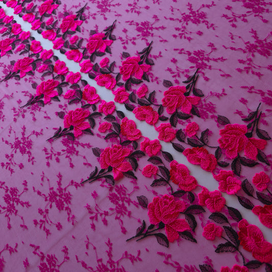 2026-56 extra breed, fuchsia tule kant met ingeweven bloemetje en geborduurde rozen in fluor roze en rood