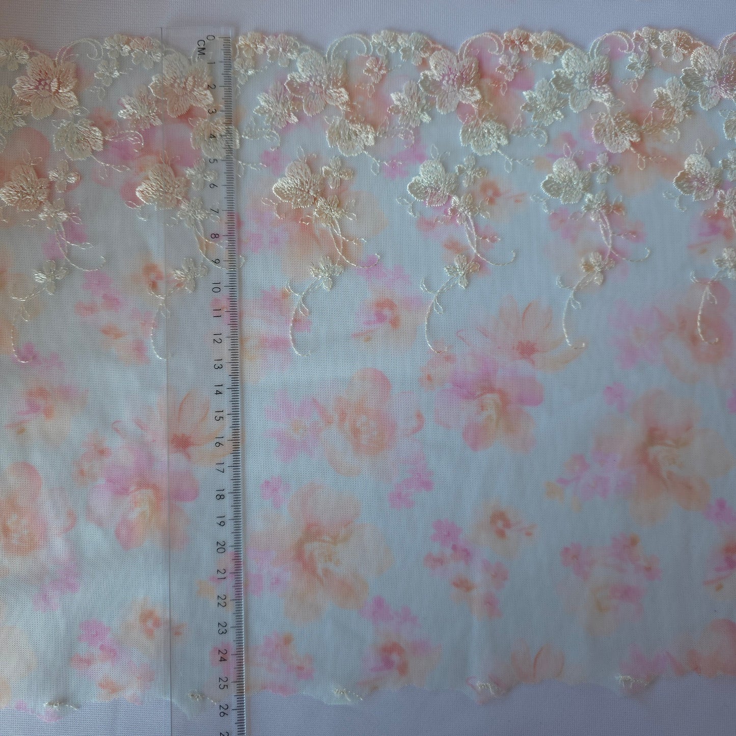 2026-57 tulekant met print in pastel kleuren voorzien van wit borduursel met zilverkleurige lurex draad