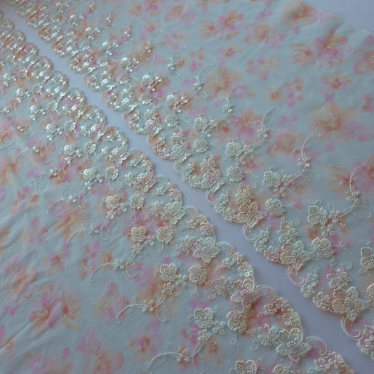 2026-57 tulekant met print in pastel kleuren voorzien van wit borduursel met zilverkleurige lurex draad