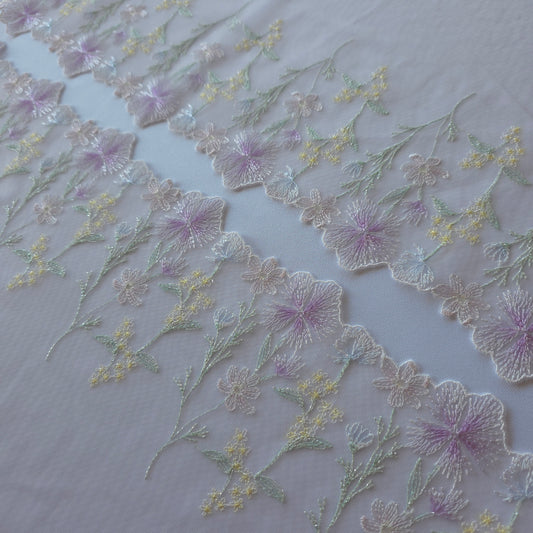 2026-58 licht roze-lila tule kant met geborduurde veldbloemen voorzien van zilverkleurig lurexdraadje