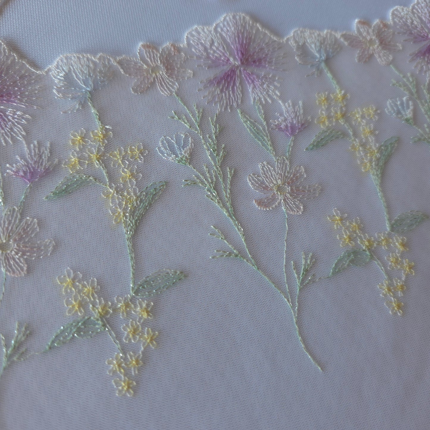 2026-58 licht roze-lila tule kant met geborduurde veldbloemen voorzien van zilverkleurig lurexdraadje