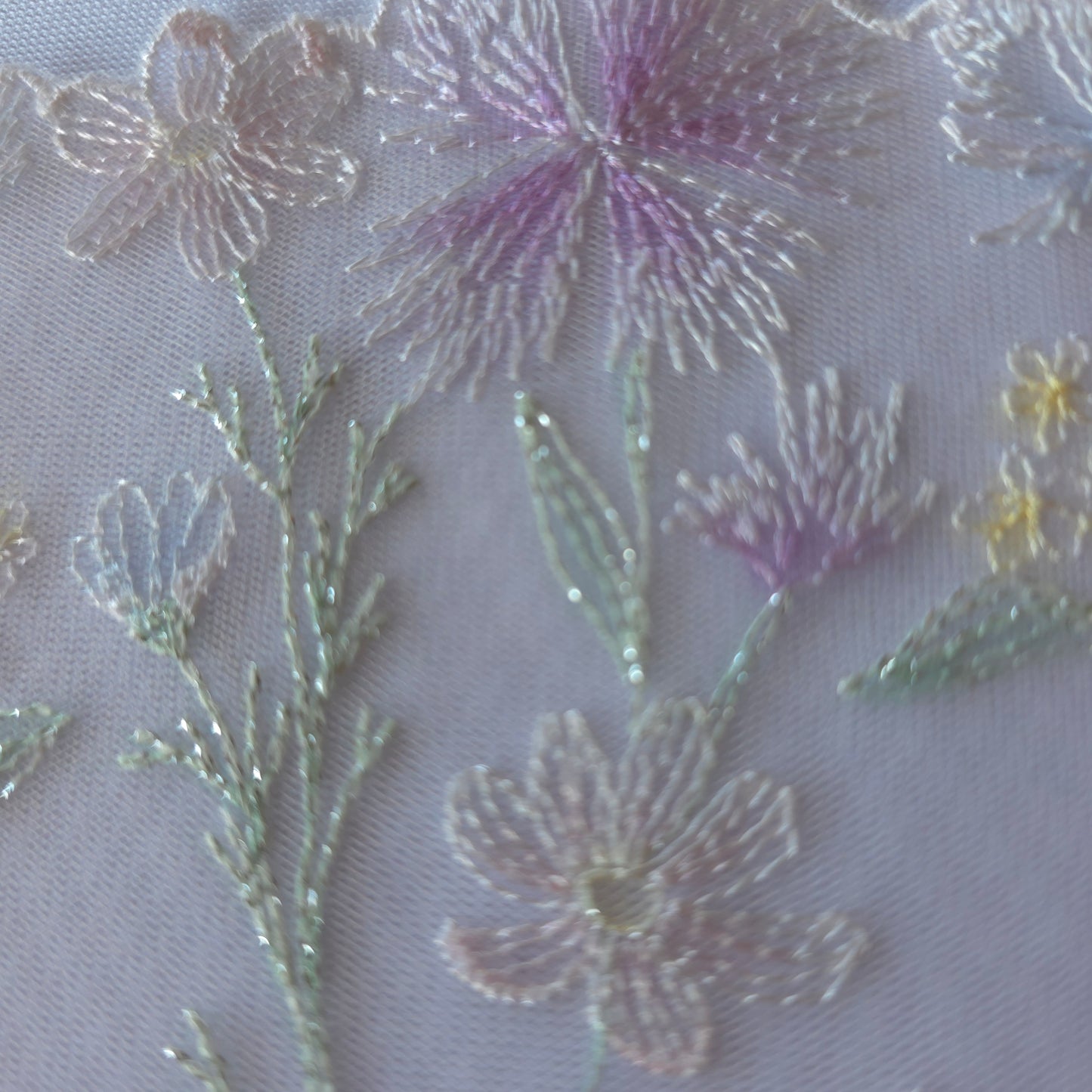 2026-58 licht roze-lila tule kant met geborduurde veldbloemen voorzien van zilverkleurig lurexdraadje