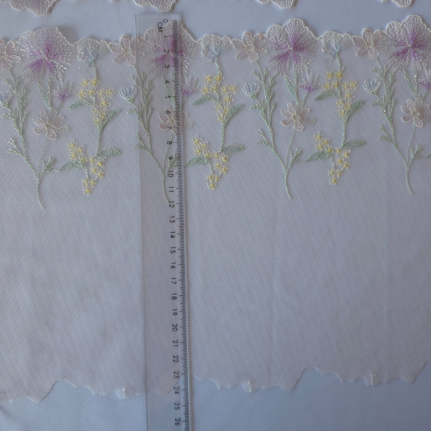 2026-58 licht roze-lila tule kant met geborduurde veldbloemen voorzien van zilverkleurig lurexdraadje