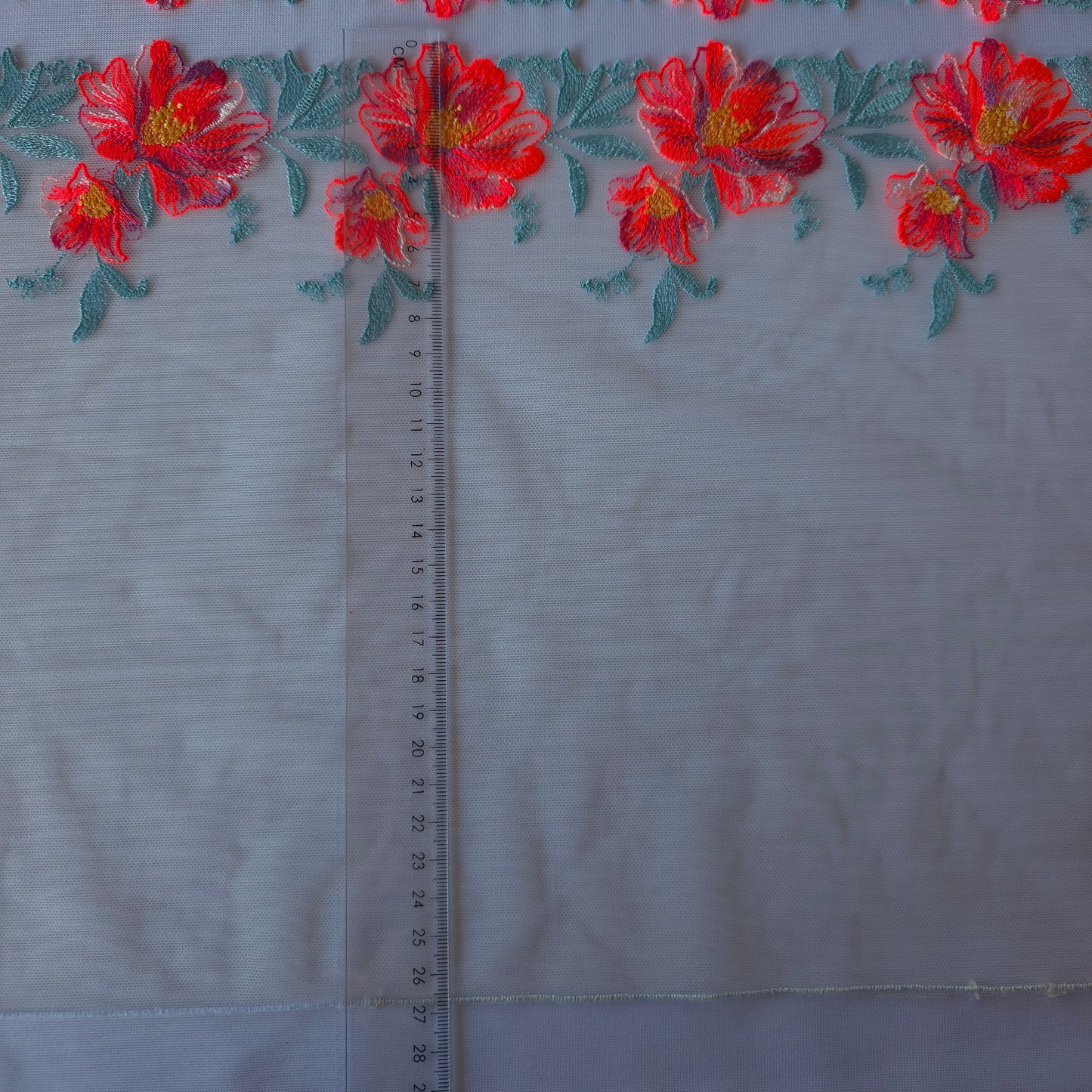 2026-59 ecru tule kant met geborduurde bloemen in neon oranjeroze en sage