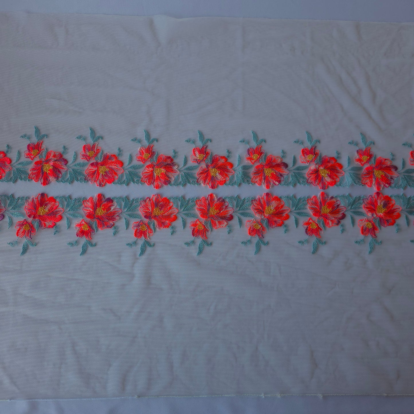 2026-59 ecru tule kant met geborduurde bloemen in neon oranjeroze en sage