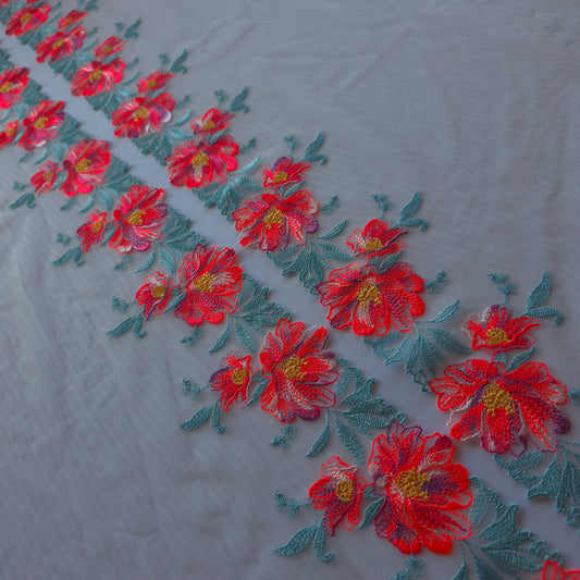 2026-59 ecru tule kant met geborduurde bloemen in neon oranjeroze en sage