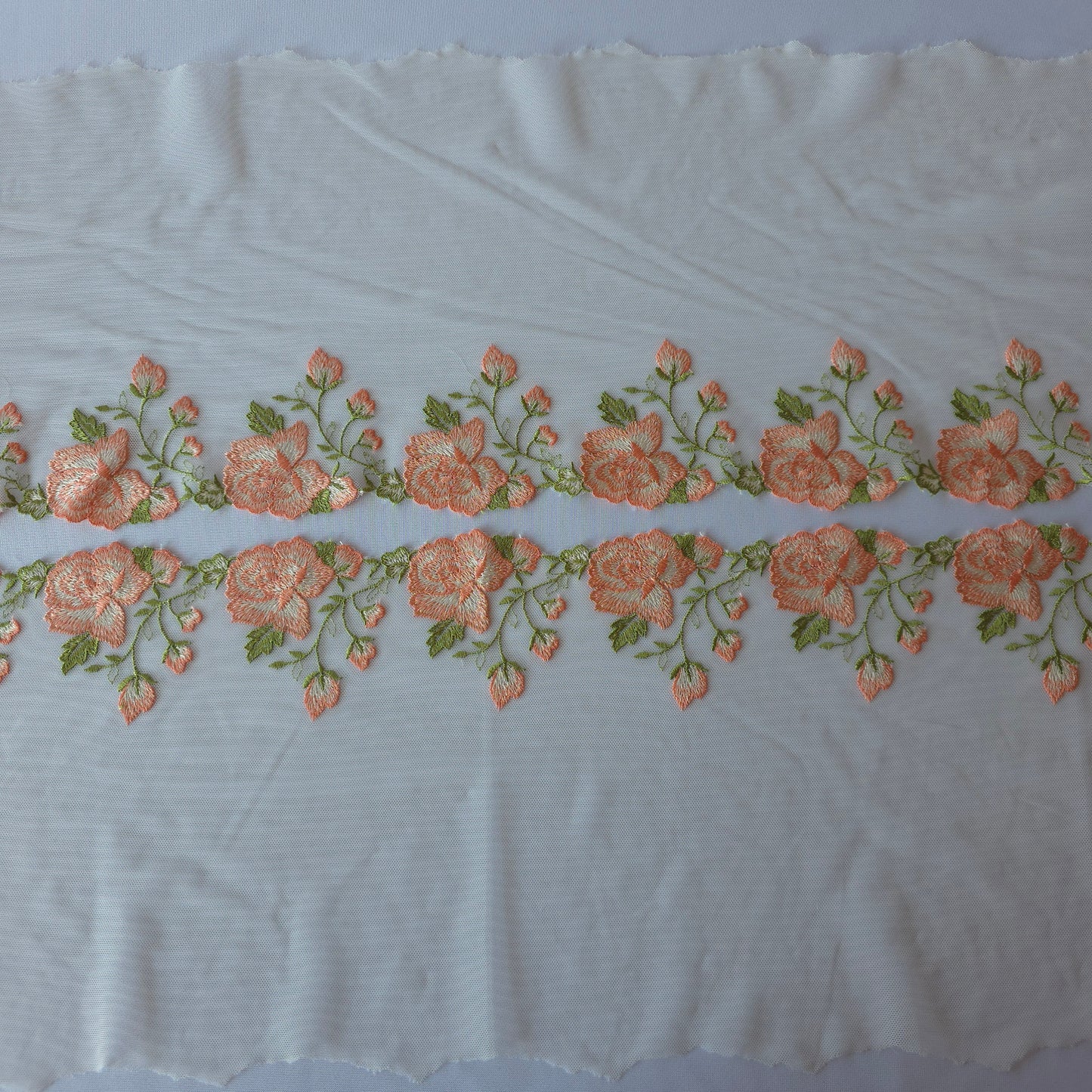 2026-61 wit tule kant met zalmroze rozen