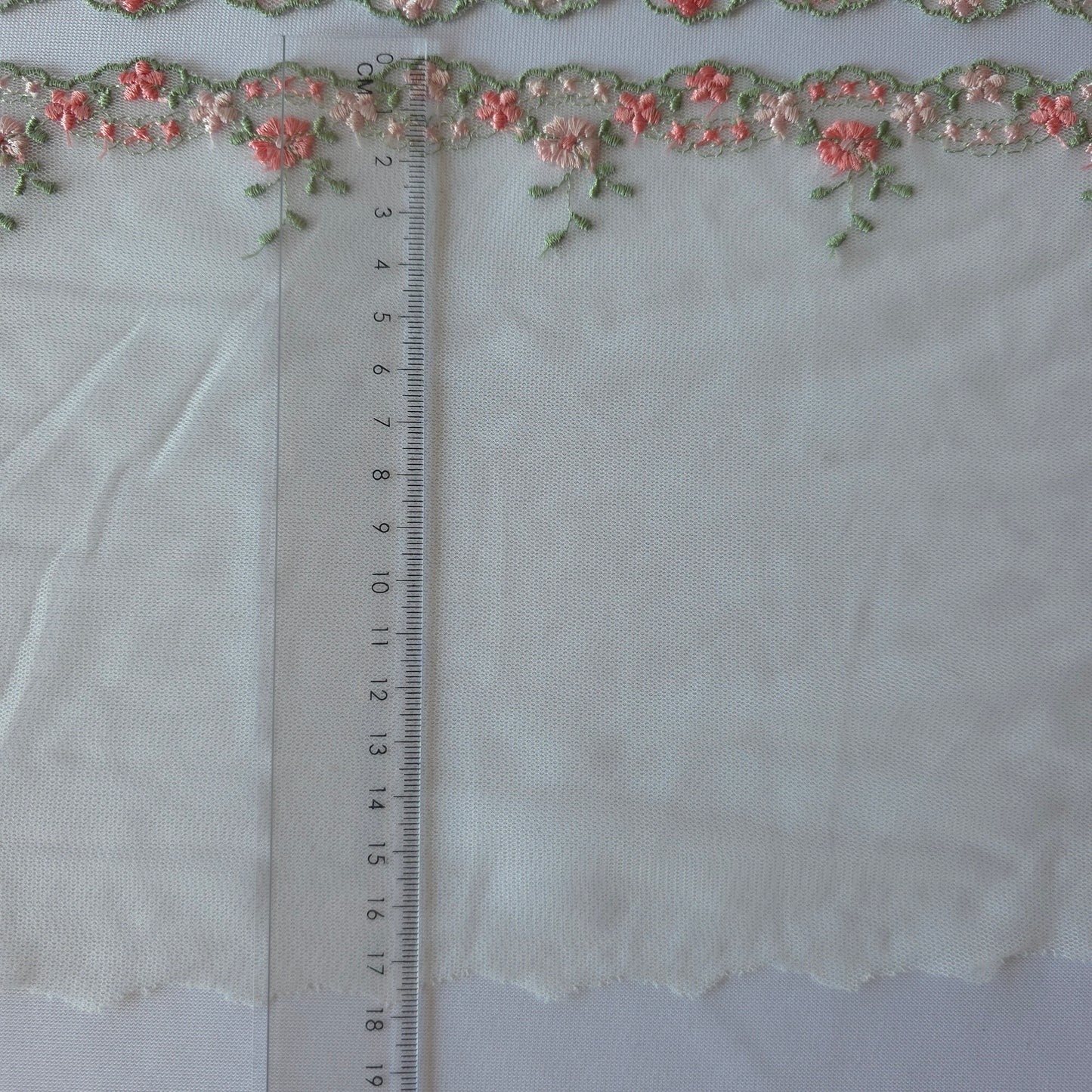 2026-62 wit tule kant met klein bloemenrandje