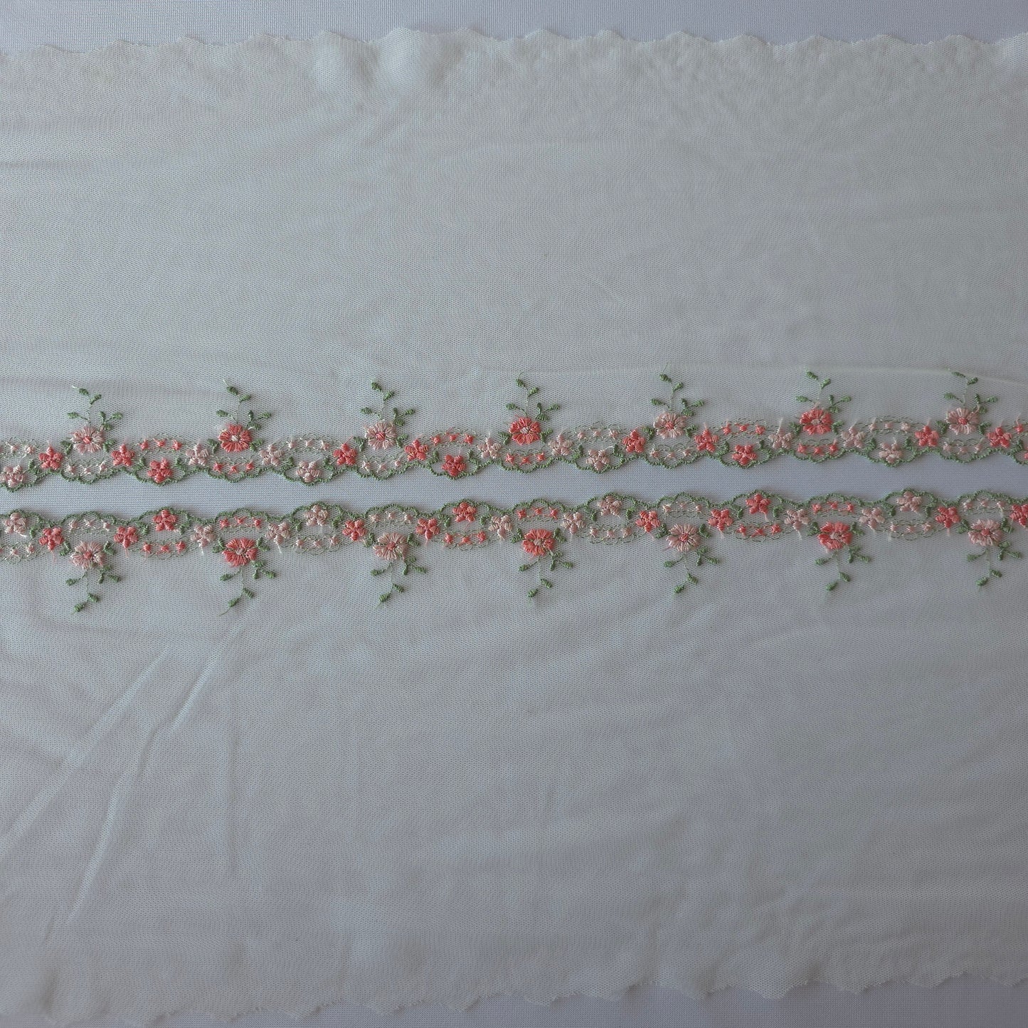 2026-62 wit tule kant met klein bloemenrandje