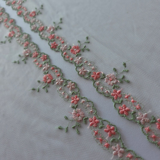 2026-62 wit tule kant met klein bloemenrandje