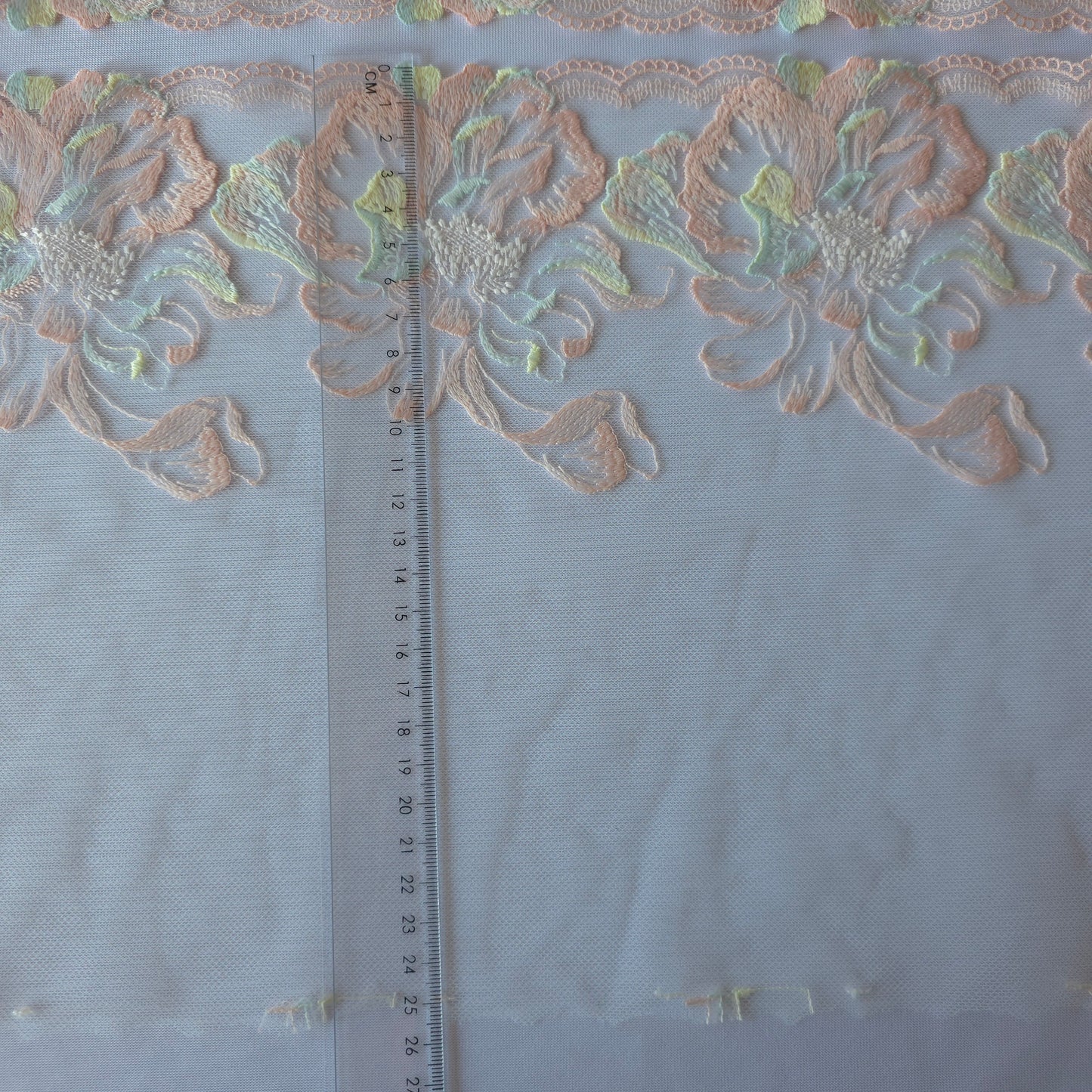 2026-63 wit tule kant met grote pastel kleurige bloemen