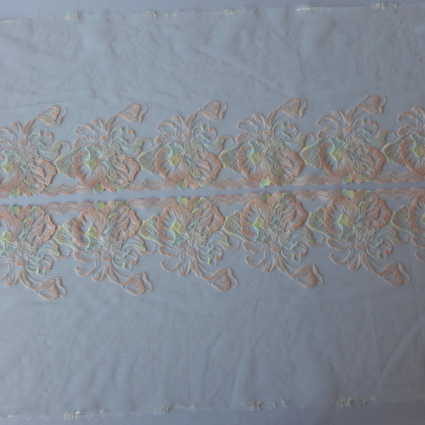 2026-63 wit tule kant met grote pastel kleurige bloemen
