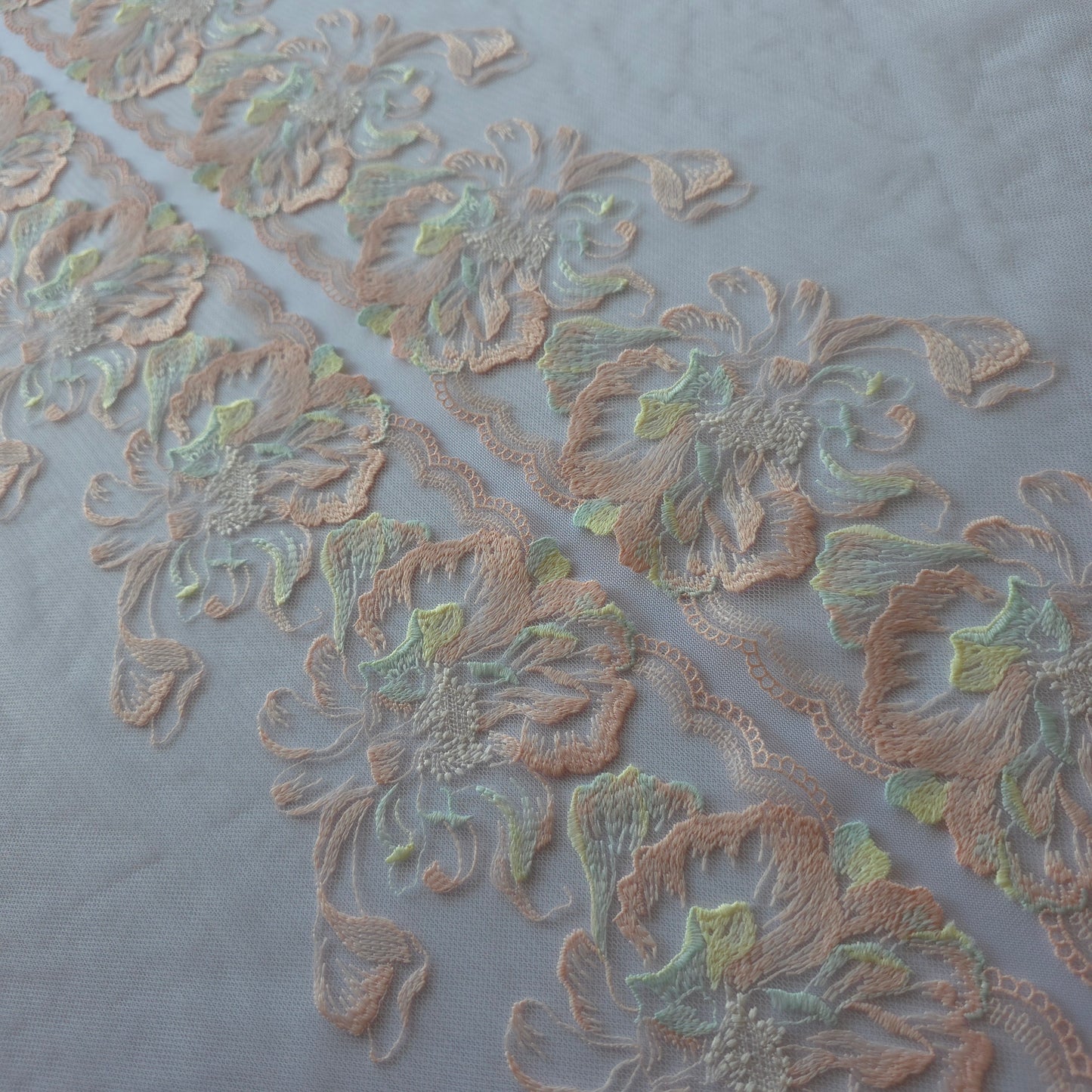2026-63 wit tule kant met grote pastel kleurige bloemen