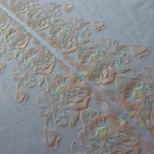 2026-63 wit tule kant met grote pastel kleurige bloemen