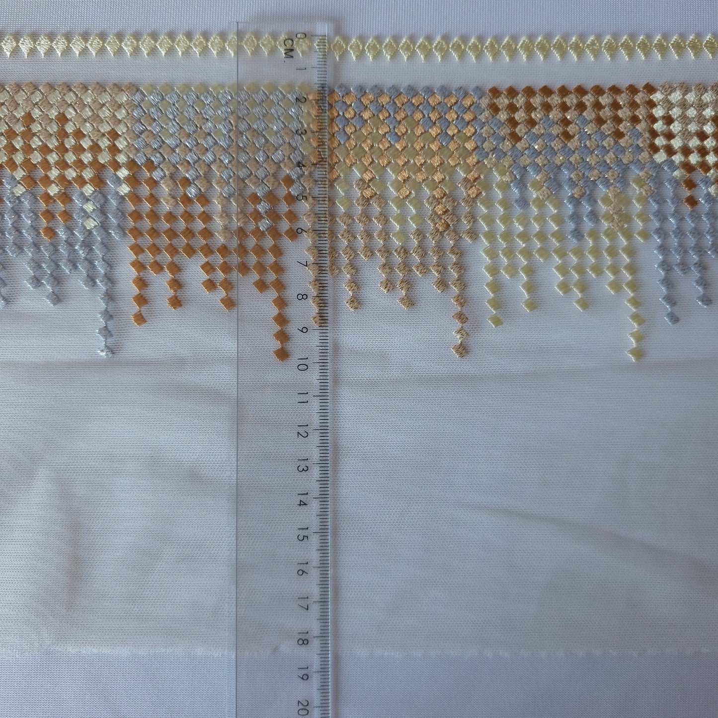 2026-64 off white tule kant met geometrisch borduursel voorzien van zilver en rose goud lurex draad