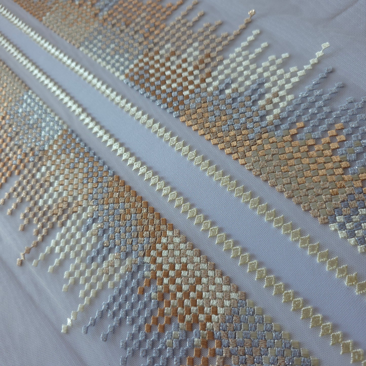 2026-64 off white tule kant met geometrisch borduursel voorzien van zilver en rose goud lurex draad