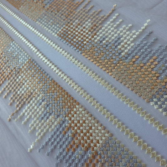 2026-64 off white tule kant met geometrisch borduursel voorzien van zilver en rose goud lurex draad