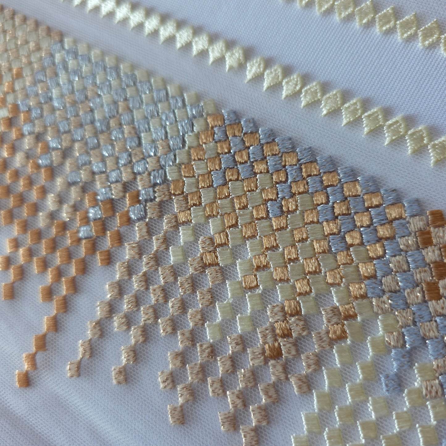 2026-64 off white tule kant met geometrisch borduursel voorzien van zilver en rose goud lurex draad
