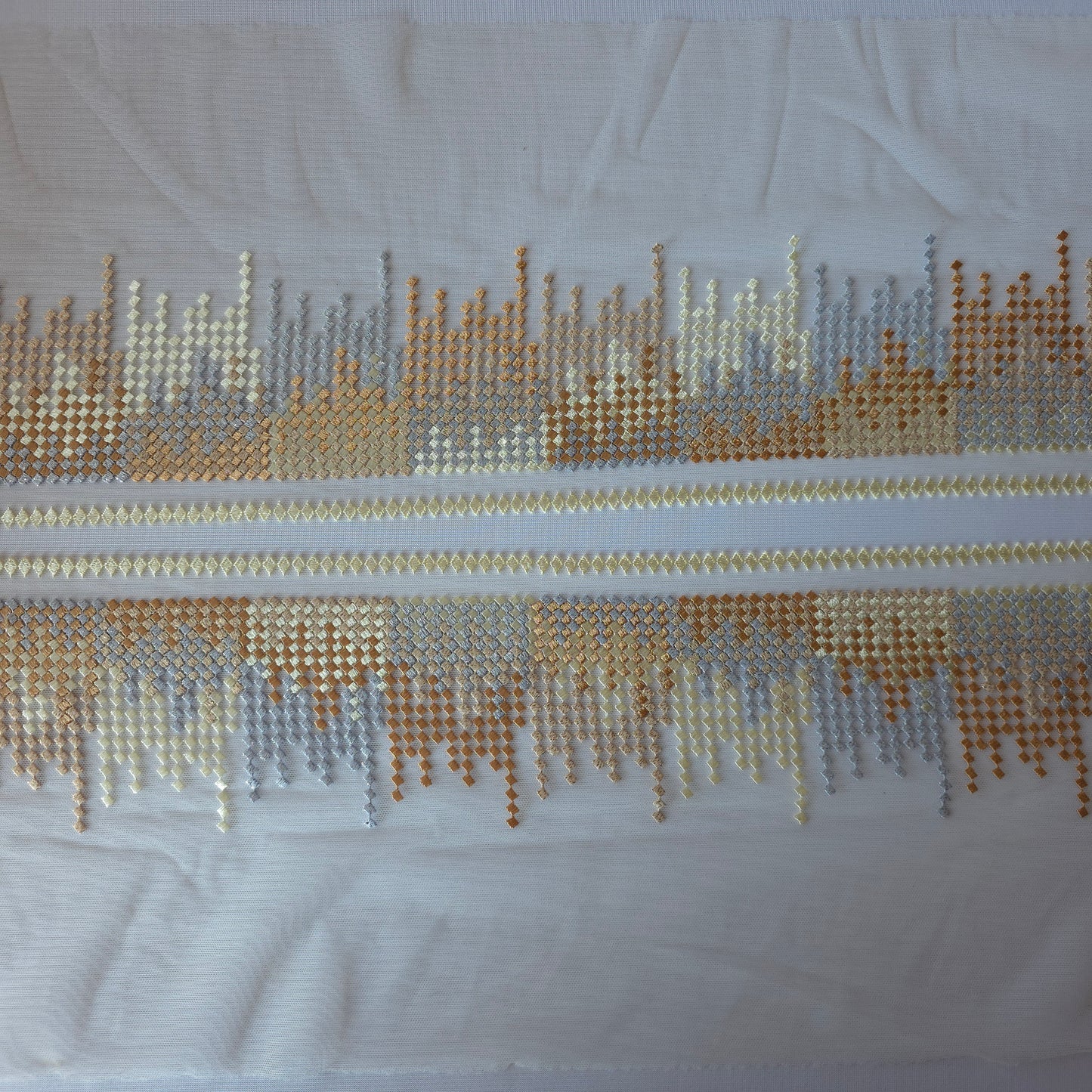 2026-64 off white tule kant met geometrisch borduursel voorzien van zilver en rose goud lurex draad