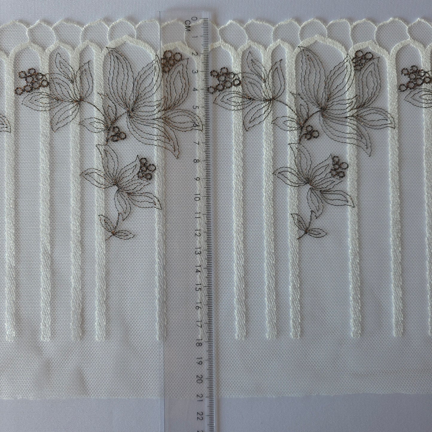 2026-75 crème kleurig tule kant met lelies in koper kleurig lurex borduursel