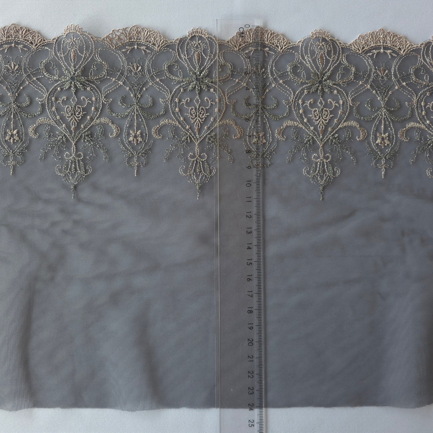 2026-82 antraciet grijs tule kant met borduursel in taupe in barok design voorzien van guipure schulprandje en zilver kleurig lurex draad