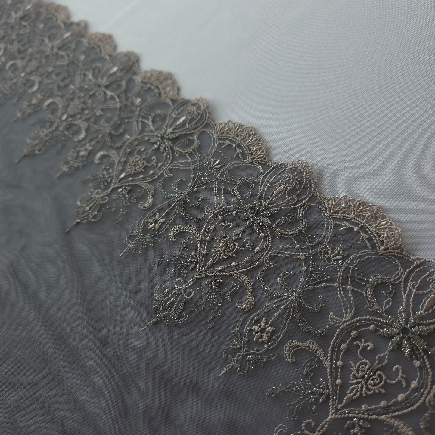 2026-82 antraciet grijs tule kant met borduursel in taupe in barok design voorzien van guipure schulprandje en zilver kleurig lurex draad