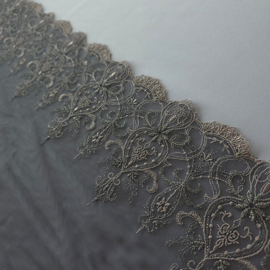 2026-82 antraciet grijs tule kant met borduursel in taupe in barok design voorzien van guipure schulprandje en zilver kleurig lurex draad