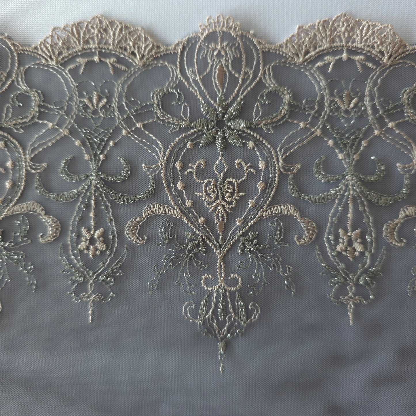 2026-82 antraciet grijs tule kant met borduursel in taupe in barok design voorzien van guipure schulprandje en zilver kleurig lurex draad
