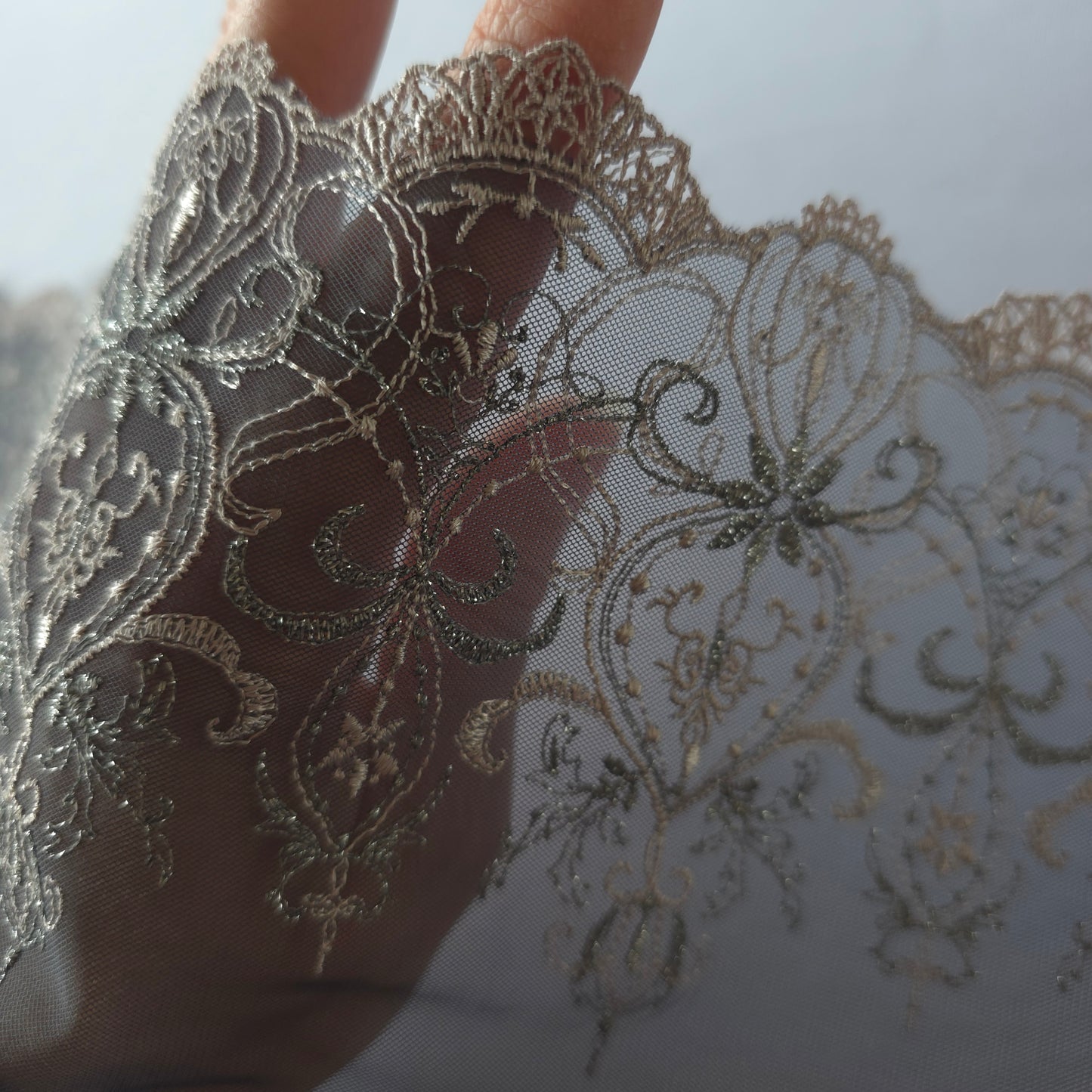 2026-82 antraciet grijs tule kant met borduursel in taupe in barok design voorzien van guipure schulprandje en zilver kleurig lurex draad
