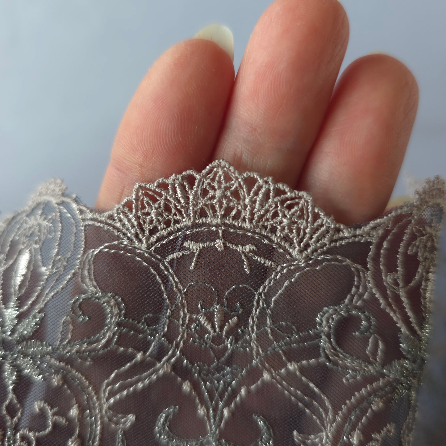 2026-82 antraciet grijs tule kant met borduursel in taupe in barok design voorzien van guipure schulprandje en zilver kleurig lurex draad