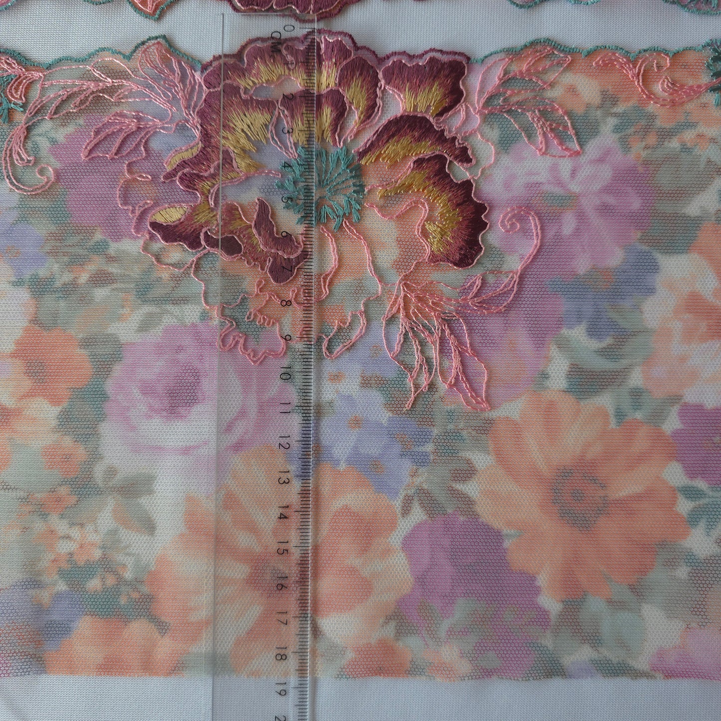 2026-65 tule kant met bloemenprint in oranje en paars tinten voorzien van borduursel met grote bloemen met iriserend lurex draad