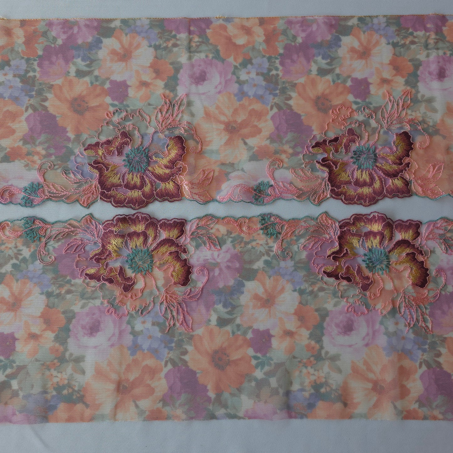 2026-65 tule kant met bloemenprint in oranje en paars tinten voorzien van borduursel met grote bloemen met iriserend lurex draad